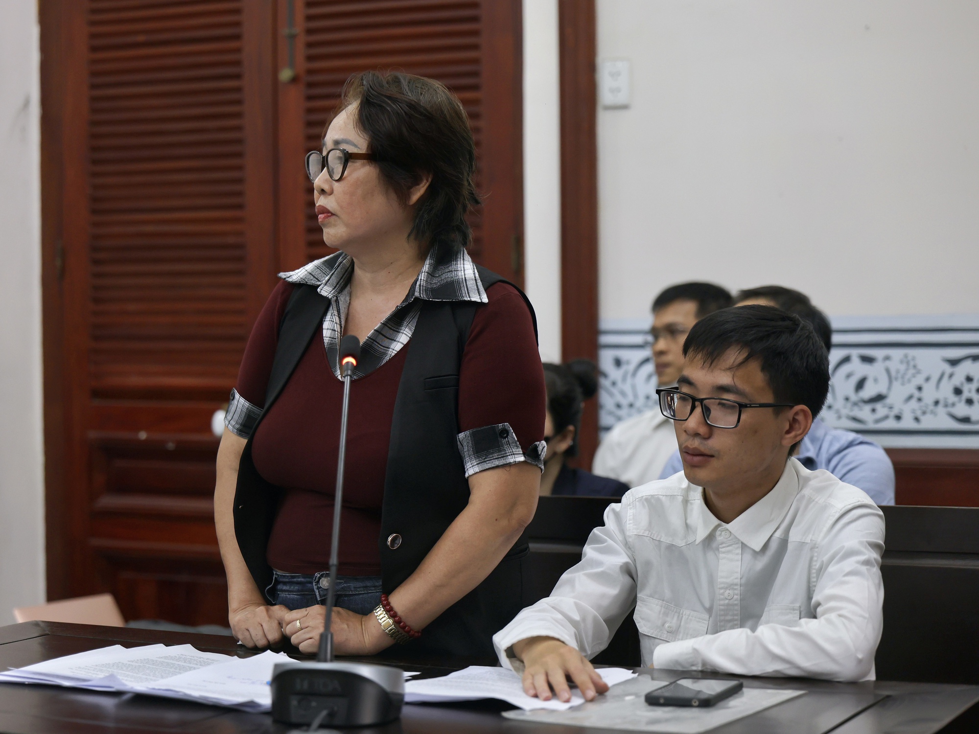 Mẹ kế của cố diễn viên, người mẫu Đức Tiến bất ngờ cho lời khai tại tòa- Ảnh 2. Mẹ kế của cố diễn viên, người mẫu Đức Tiến bất ngờ cho lời khai tại tòa- Ảnh 2.