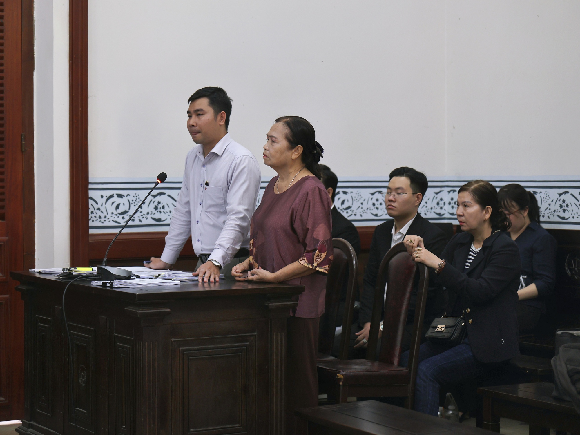 Mẹ kế của cố diễn viên, người mẫu Đức Tiến bất ngờ cho lời khai tại tòa- Ảnh 3. Mẹ kế của cố diễn viên, người mẫu Đức Tiến bất ngờ cho lời khai tại tòa- Ảnh 3.