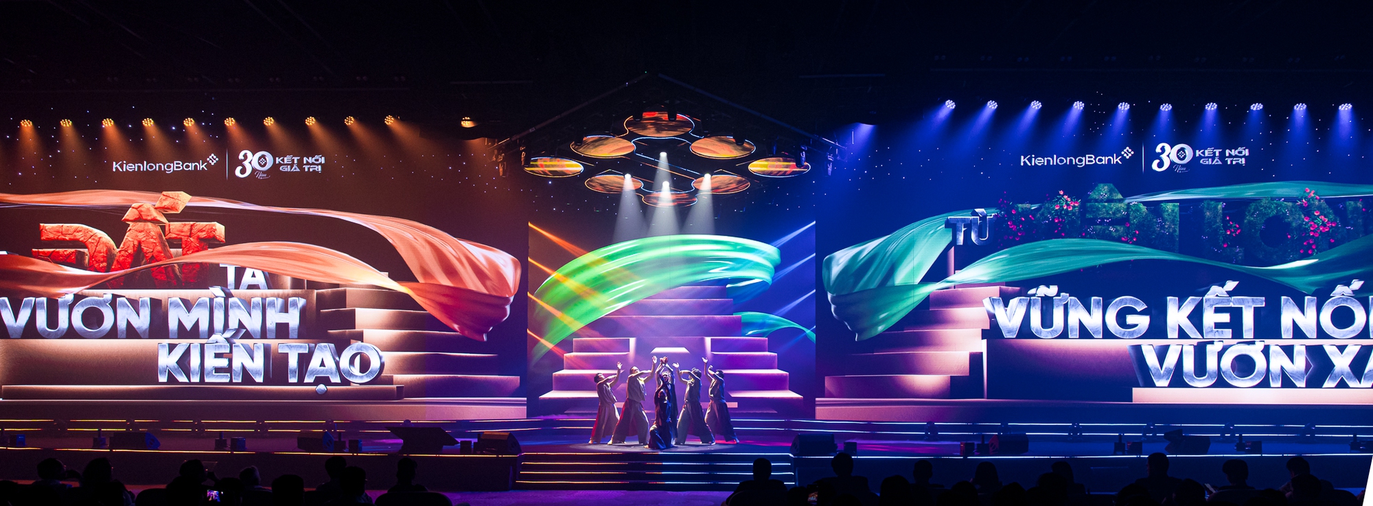 “Concert công nghệ” KienlongBank 30 năm vẫn chưa hạ nhiệt: Dân mạng phát hiện điều đặc biệt phía sau- Ảnh 10. “Concert công nghệ” KienlongBank 30 năm vẫn chưa hạ nhiệt: Dân mạng phát hiện điều đặc biệt phía sau- Ảnh 10.