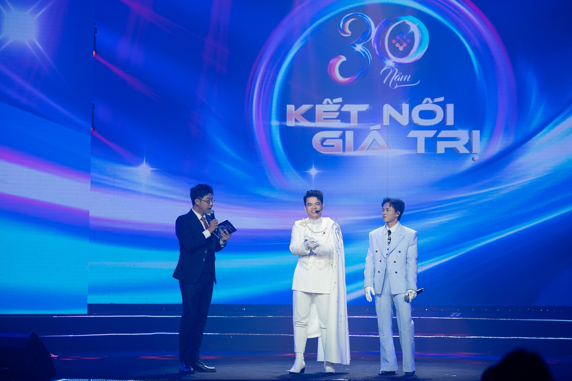 “Concert công nghệ” KienlongBank 30 năm vẫn chưa hạ nhiệt: Dân mạng phát hiện điều đặc biệt phía sau- Ảnh 5. “Concert công nghệ” KienlongBank 30 năm vẫn chưa hạ nhiệt: Dân mạng phát hiện điều đặc biệt phía sau- Ảnh 5.