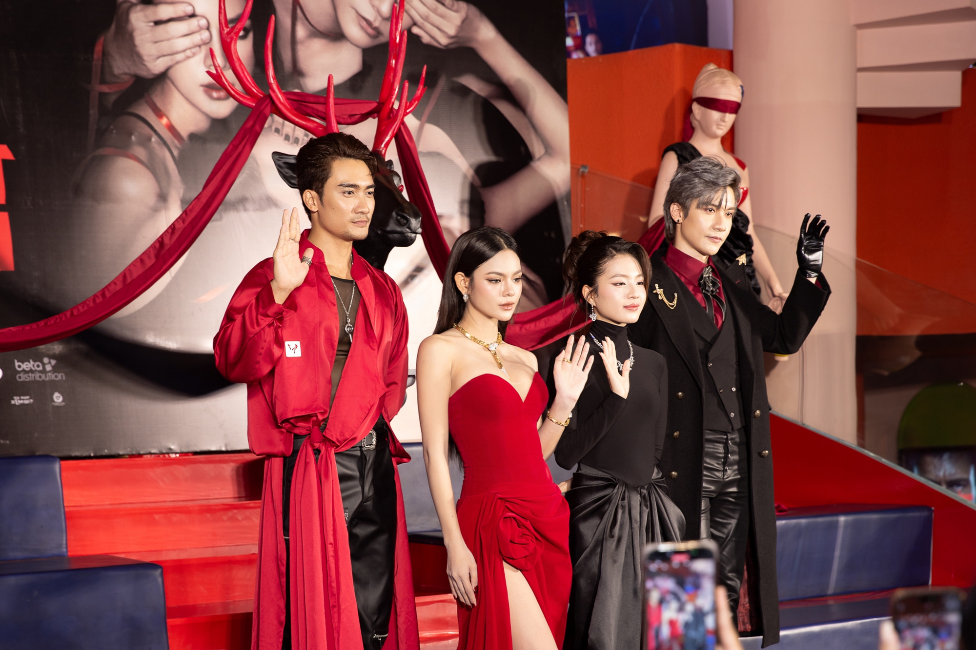 Vbiz có 1 mỹ nhân cứ xuất hiện là biến thảm đỏ thành kiệt tác, đẹp sang quá thể nhìn lóa cả mắt- Ảnh 6.