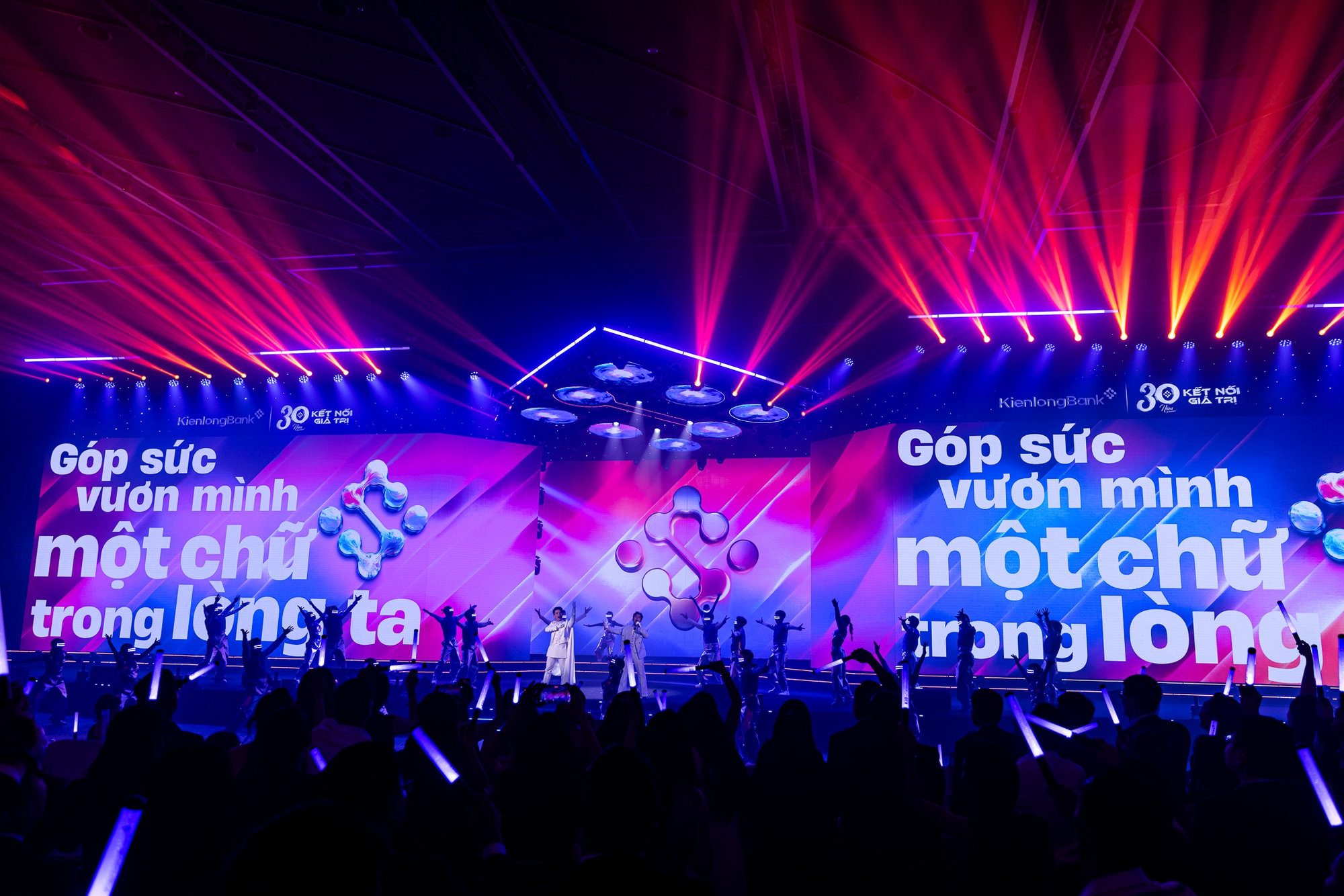 “Concert công nghệ” KienlongBank 30 năm vẫn chưa hạ nhiệt: Dân mạng phát hiện điều đặc biệt phía sau- Ảnh 4. “Concert công nghệ” KienlongBank 30 năm vẫn chưa hạ nhiệt: Dân mạng phát hiện điều đặc biệt phía sau- Ảnh 4.