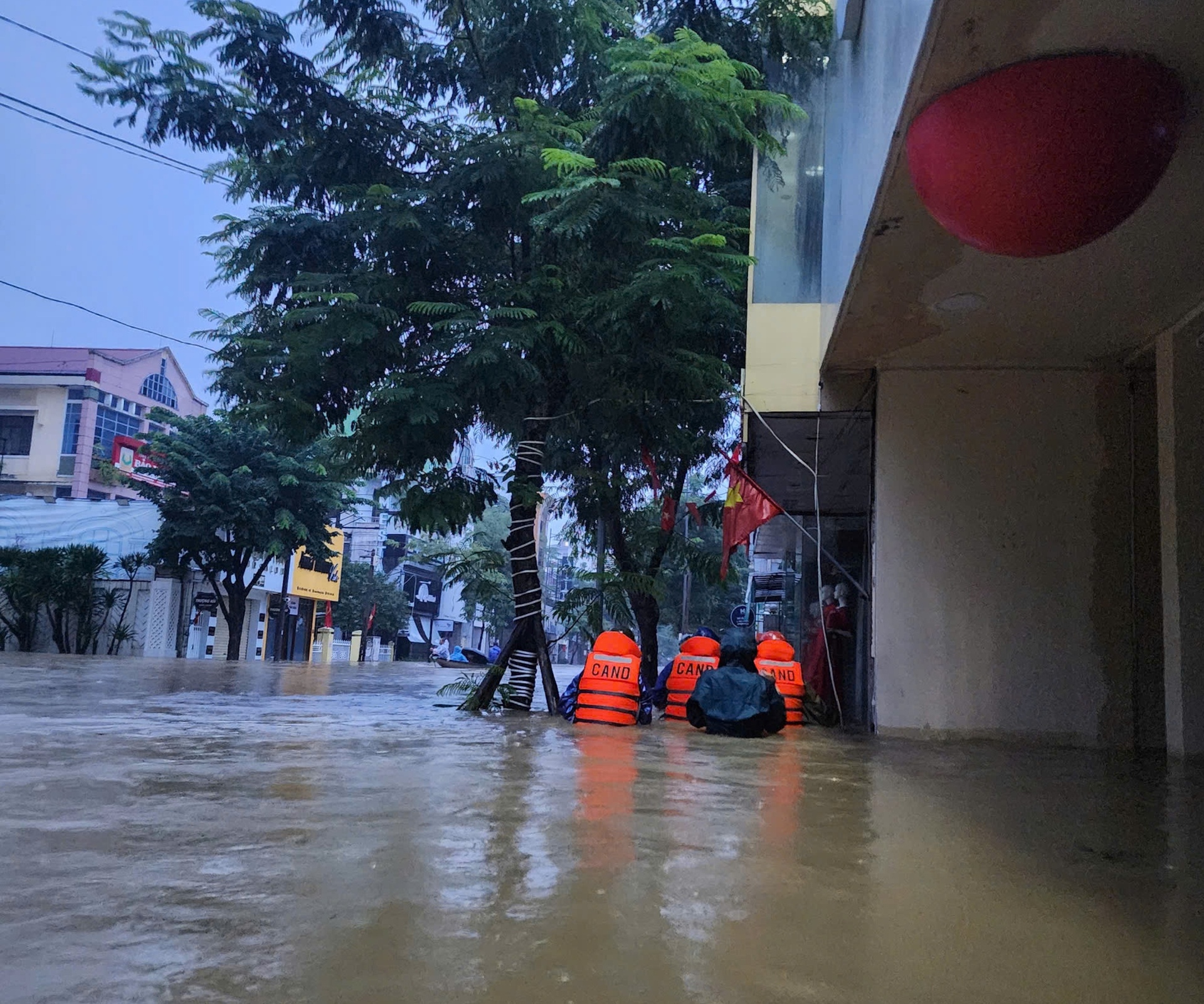 Lũ lịch sử 'nhấn chìm' nhiều bệnh viện ở Huế, nhiều nơi ở Đà Nẵng cô lập- Ảnh 2. Lũ lịch sử 'nhấn chìm' nhiều bệnh viện ở Huế, nhiều nơi ở Đà Nẵng cô lập- Ảnh 2.
