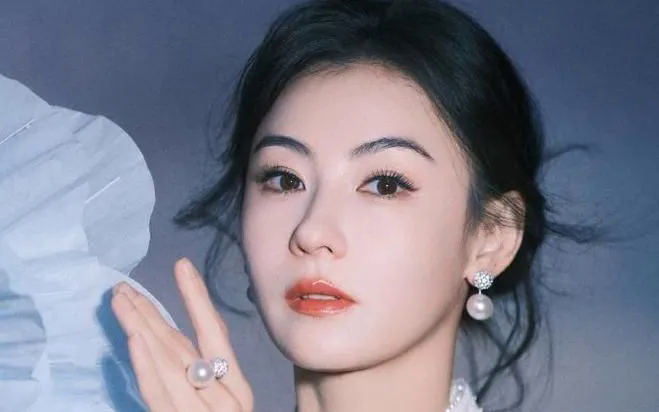 Trương Bá Chi tiết lộ bị di truyền khiếm thính- Ảnh 1. Trương Bá Chi tiết lộ bị di truyền khiếm thính- Ảnh 1.