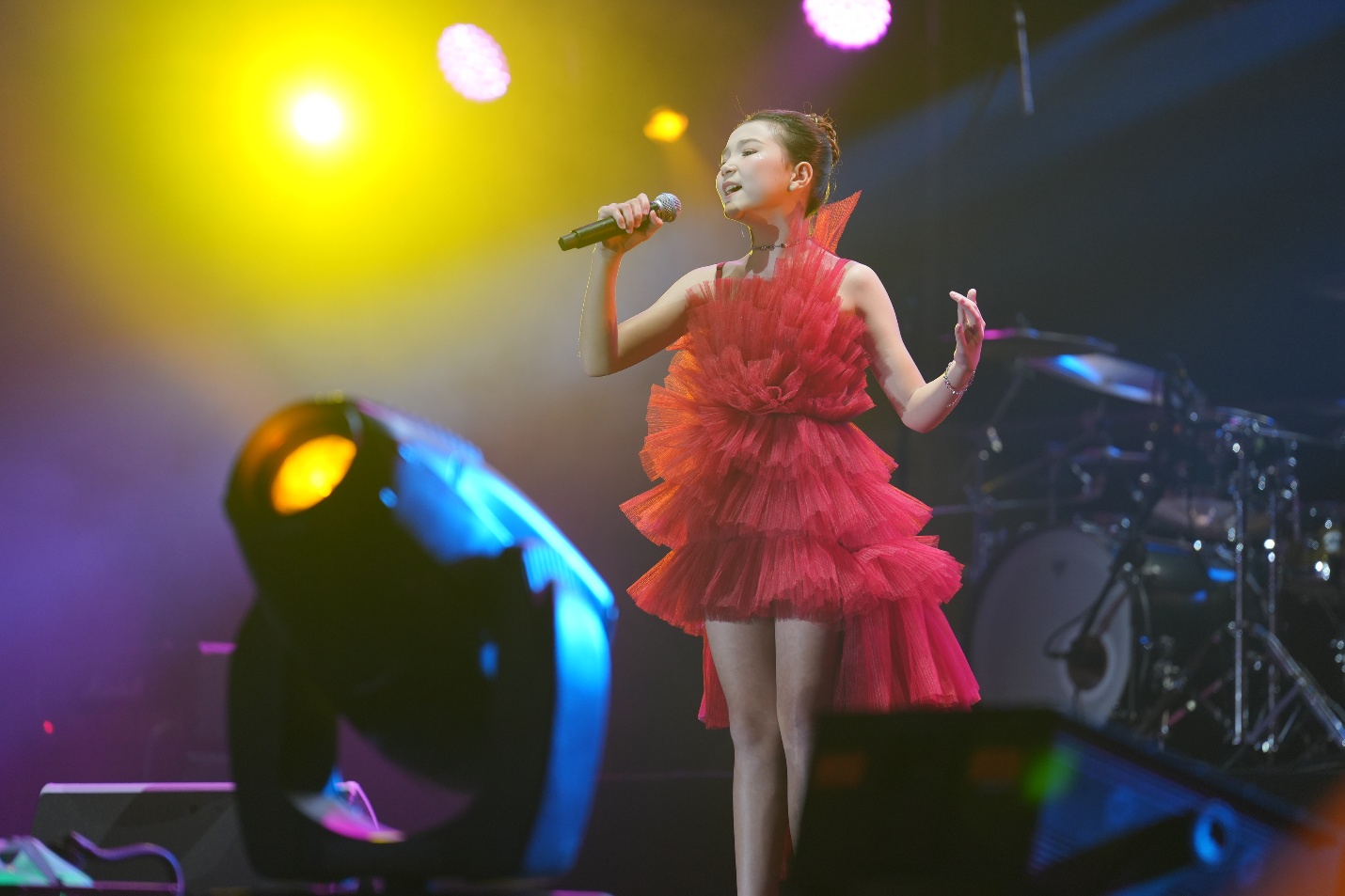 Emily Wagner 10 tuổi tỏa sáng trên cùng sân khấu với Thomas Anders - Modern Talking- Ảnh 1. Emily Wagner 10 tuổi tỏa sáng trên cùng sân khấu với Thomas Anders - Modern Talking- Ảnh 1.