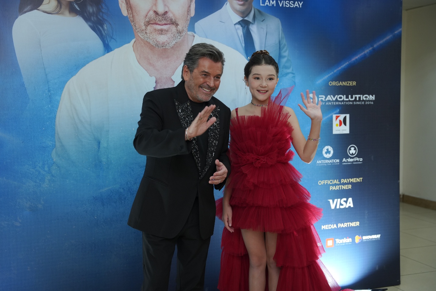 Emily Wagner 10 tuổi tỏa sáng trên cùng sân khấu với Thomas Anders - Modern Talking- Ảnh 2. Emily Wagner 10 tuổi tỏa sáng trên cùng sân khấu với Thomas Anders - Modern Talking- Ảnh 2.