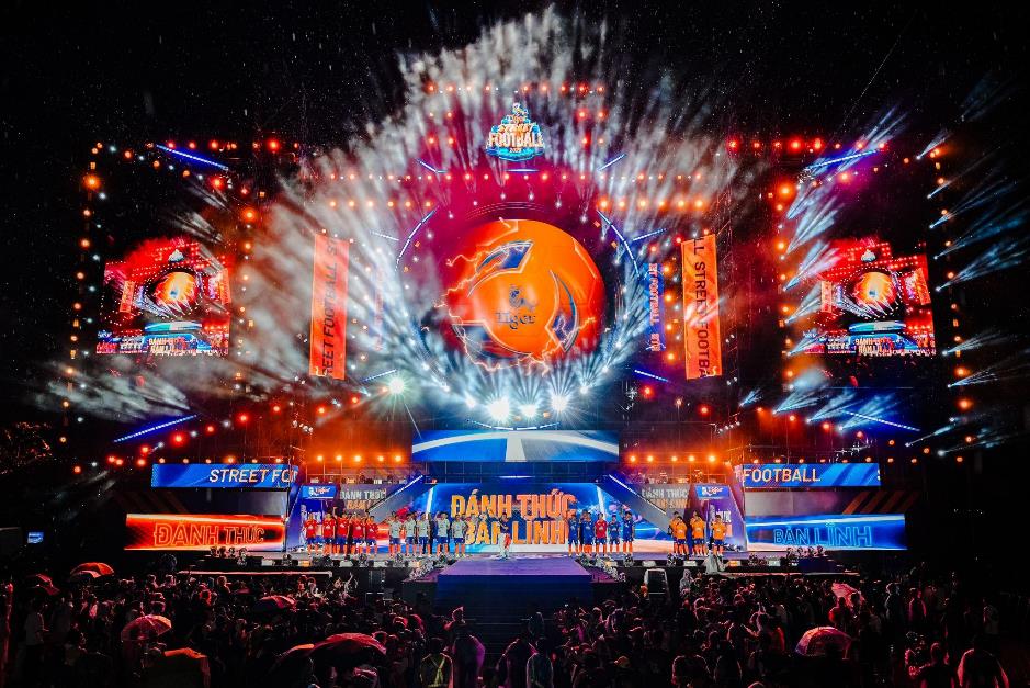 Khi 3.300 cầu thủ Việt cùng huyền thoại Manchester United tạo nên cơn sốt bóng đá đường phố- Ảnh 1.