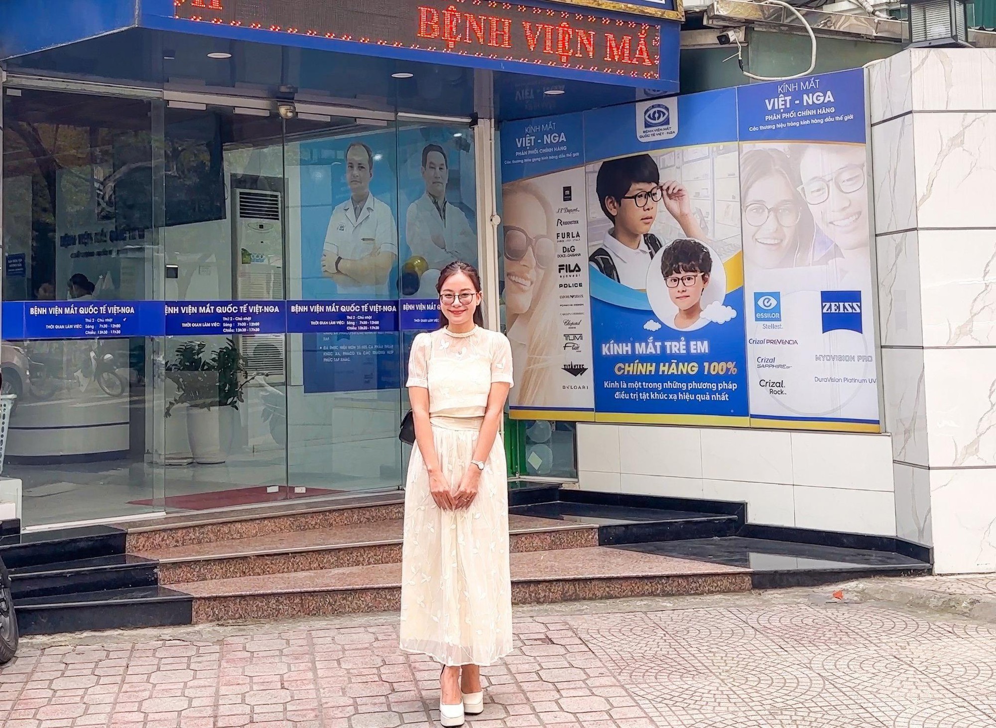 Ký sự "rủ nhau XÓA CẬN" của vợ chồng hotmom Uyên Bi: Nâng cấp tầm nhìn xa từ 1/10 lên 10/10 chỉ sau 10 giây- Ảnh 2. Ký sự "rủ nhau XÓA CẬN" của vợ chồng hotmom Uyên Bi: Nâng cấp tầm nhìn xa từ 1/10 lên 10/10 chỉ sau 10 giây- Ảnh 2.