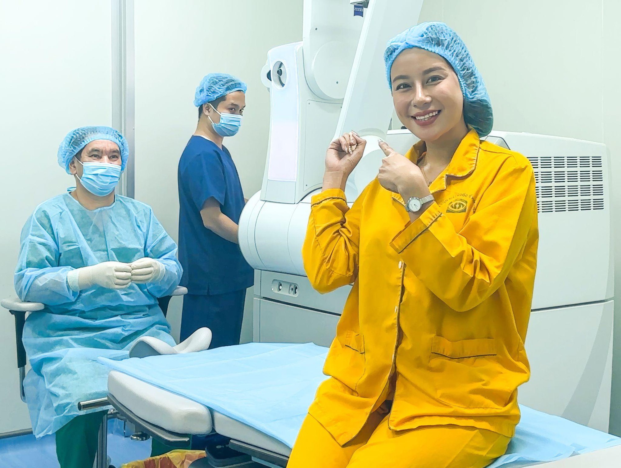 Ký sự "rủ nhau XÓA CẬN" của vợ chồng hotmom Uyên Bi: Nâng cấp tầm nhìn xa từ 1/10 lên 10/10 chỉ sau 10 giây- Ảnh 4. Ký sự "rủ nhau XÓA CẬN" của vợ chồng hotmom Uyên Bi: Nâng cấp tầm nhìn xa từ 1/10 lên 10/10 chỉ sau 10 giây- Ảnh 4.
