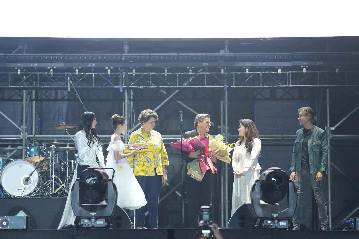 Emily Wagner 10 tuổi tỏa sáng trên cùng sân khấu với Thomas Anders - Modern Talking- Ảnh 5. Emily Wagner 10 tuổi tỏa sáng trên cùng sân khấu với Thomas Anders - Modern Talking- Ảnh 5.