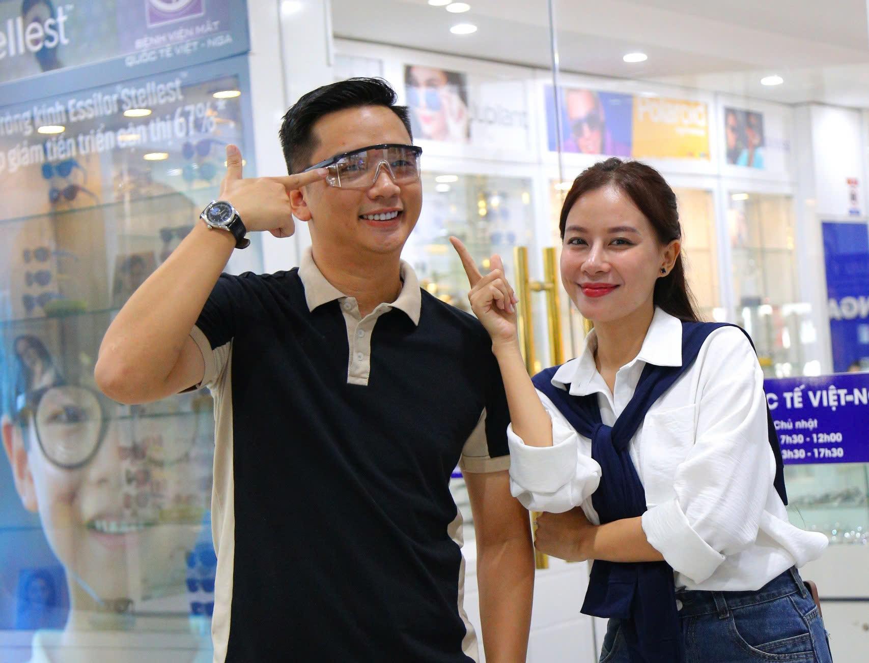 Ký sự "rủ nhau XÓA CẬN" của vợ chồng hotmom Uyên Bi: Nâng cấp tầm nhìn xa từ 1/10 lên 10/10 chỉ sau 10 giây- Ảnh 5. Ký sự "rủ nhau XÓA CẬN" của vợ chồng hotmom Uyên Bi: Nâng cấp tầm nhìn xa từ 1/10 lên 10/10 chỉ sau 10 giây- Ảnh 5.