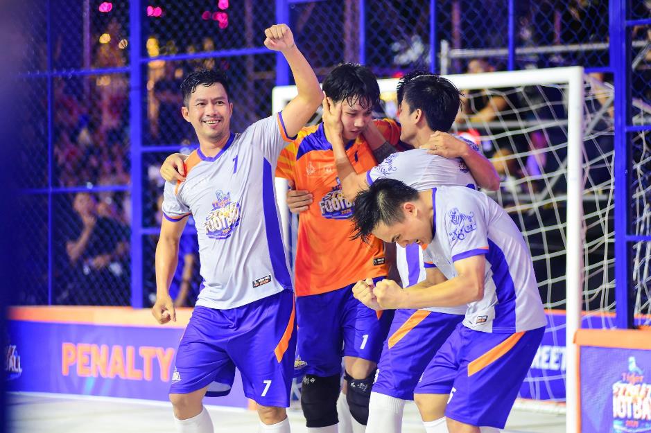 Khi 3.300 cầu thủ Việt cùng huyền thoại Manchester United tạo nên cơn sốt bóng đá đường phố- Ảnh 5.