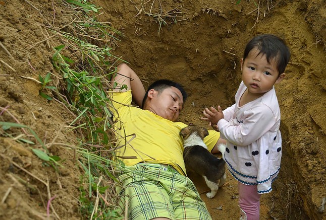 Cô bé 2 tuổi từng nằm dưới mộ mỗi ngày để "làm quen với cái chết" hiện tại ra sao?- Ảnh 4. Cô bé 2 tuổi từng nằm dưới mộ mỗi ngày để "làm quen với cái chết" hiện tại ra sao?- Ảnh 4.