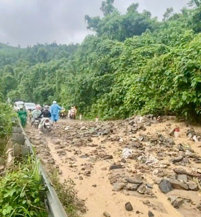 Khánh Hòa: Nhiều điểm sạt lở chia cắt giao thông trên đèo Khánh Sơn- Ảnh 3.