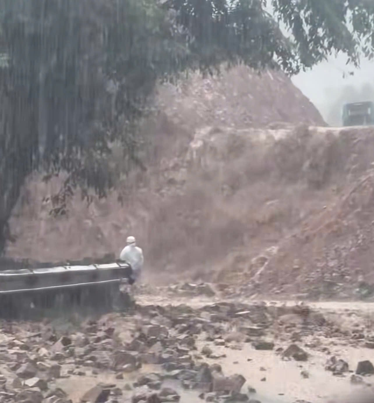 Khánh Hòa: Nhiều điểm sạt lở chia cắt giao thông trên đèo Khánh Sơn- Ảnh 1.