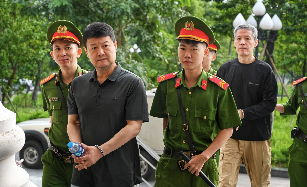 Cảnh s&aacute;t dẫn giải nh&oacute;m bị c&aacute;o trong vụ đ&aacute;nh bạc 106 triệu USD tại kh&aacute;ch sạn Pullman- Ảnh 2.