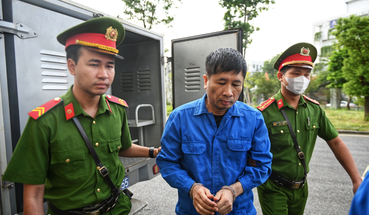 Cảnh s&aacute;t dẫn giải nh&oacute;m bị c&aacute;o trong vụ đ&aacute;nh bạc 106 triệu USD tại kh&aacute;ch sạn Pullman- Ảnh 1.