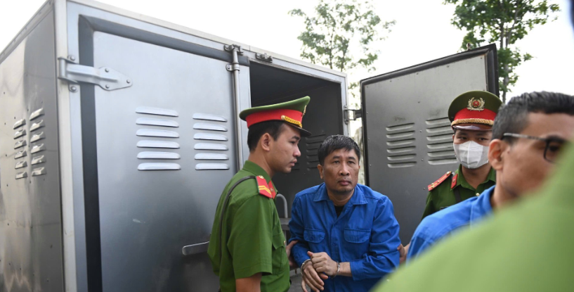 Cảnh s&aacute;t dẫn giải nh&oacute;m bị c&aacute;o trong vụ đ&aacute;nh bạc 106 triệu USD tại kh&aacute;ch sạn Pullman- Ảnh 5.