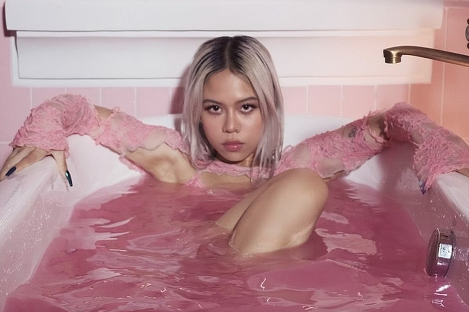 "Nhạc rác" đang xâm chiếm, đầu độc thế hệ trẻ- Ảnh 2. "Nhạc rác" đang xâm chiếm, đầu độc thế hệ trẻ- Ảnh 2.