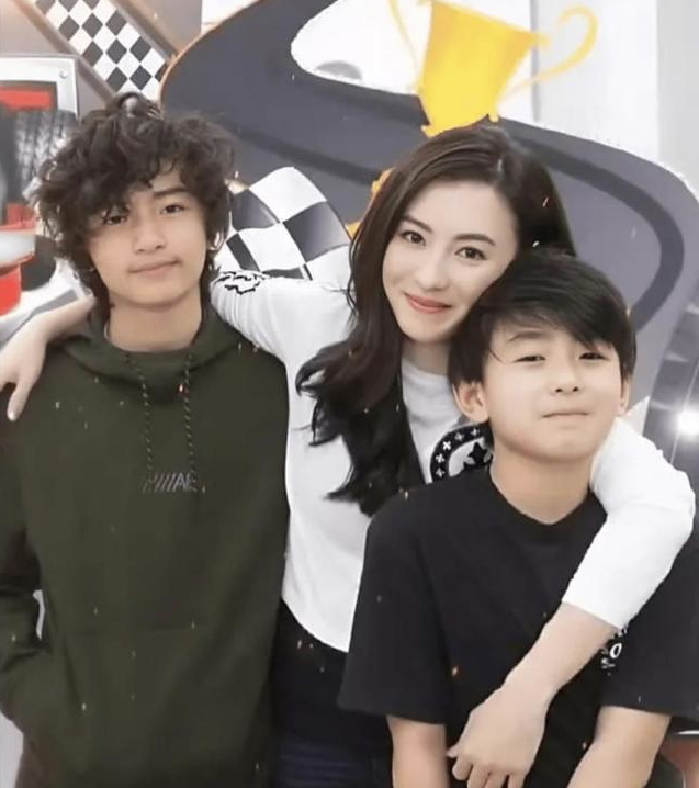 Trương Bá Chi tiết lộ bị di truyền khiếm thính- Ảnh 3. Trương Bá Chi tiết lộ bị di truyền khiếm thính- Ảnh 3.