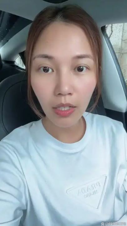 Thấy người phụ nữ giản dị đứng ở cổng trưởng, Hiệu trưởng gọi bằng giọng hách dịch rồi tái mặt khi biết danh tính!- Ảnh 2. Thấy người phụ nữ giản dị đứng ở cổng trưởng, Hiệu trưởng gọi bằng giọng hách dịch rồi tái mặt khi biết danh tính!- Ảnh 2.