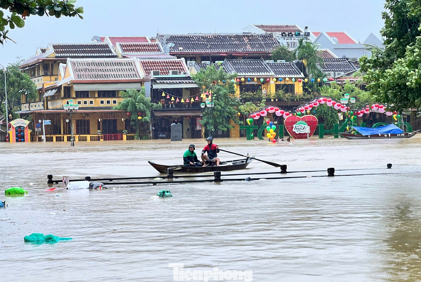 Du khách 'chạy lũ' ở phố cổ Hội An- Ảnh 1. Du khách 'chạy lũ' ở phố cổ Hội An- Ảnh 1.