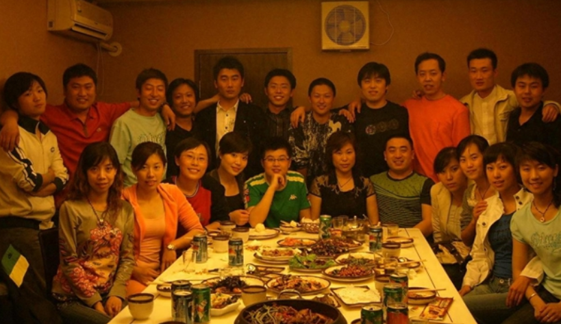 Đi họp lớp sau 30 năm, gặp lại bạn học từng bị chê là "an phận”, tôi nhận ra bài học "thô nhưng thật": Đôi khi sống bình thường cũng là một kiểu chiến thắng- Ảnh 1.