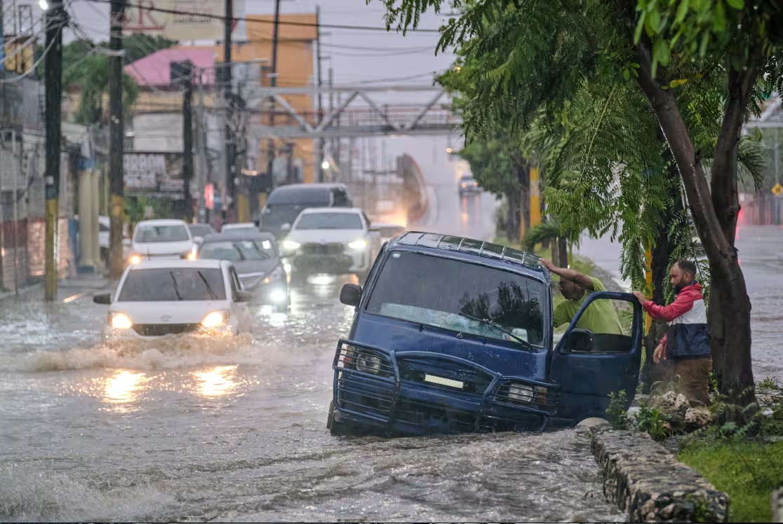 Siêu bão Melissa mạnh nhất từ thế kỷ XIX đi vào vùng Caribe, tàu chiến Mỹ khẩn cấp di chuyển- Ảnh 1.