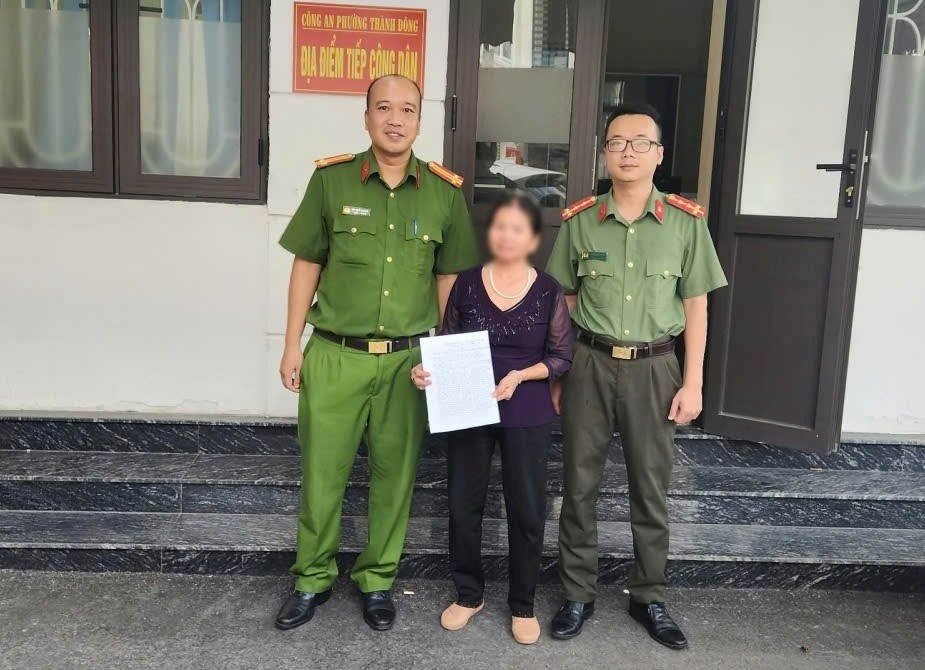 Phát hiện người phụ nữ ở Hải Phòng liên tục nhìn điện thoại khi giao dịch ngân hàng, công an lập tức có mặt- Ảnh 1. Phát hiện người phụ nữ ở Hải Phòng liên tục nhìn điện thoại khi giao dịch ngân hàng, công an lập tức có mặt- Ảnh 1.