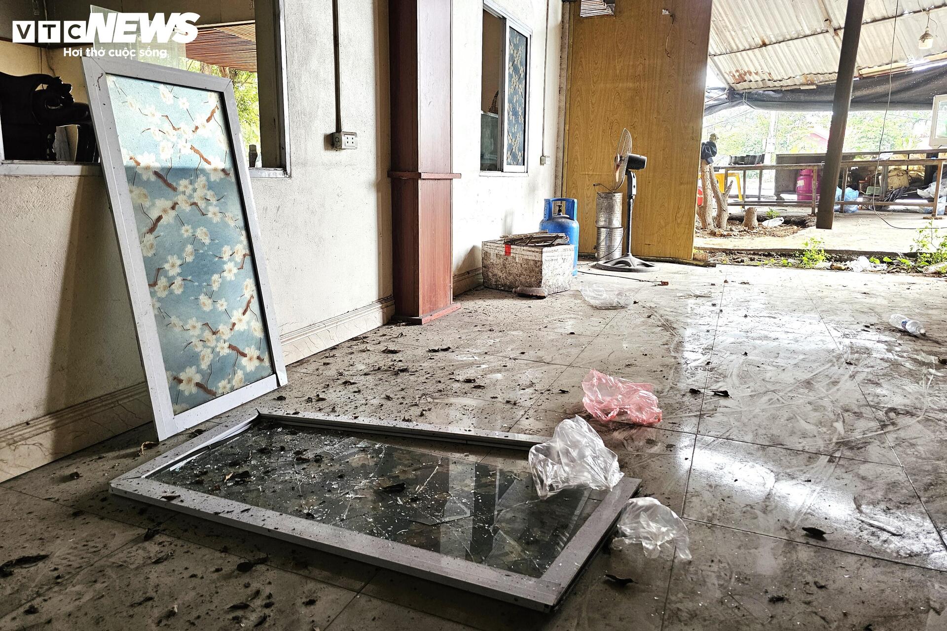 Hiện trường xe bồn nổ như bom: Xé toạc cabin, thổi bay cửa kính nhà dân- Ảnh 8. Hiện trường xe bồn nổ như bom: Xé toạc cabin, thổi bay cửa kính nhà dân- Ảnh 8.