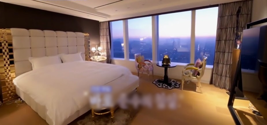 Hình ảnh gây sốc trong nhà riêng của ca sĩ J bị cấm sóng 10 năm- Ảnh 12. Hình ảnh gây sốc trong nhà riêng của ca sĩ J bị cấm sóng 10 năm- Ảnh 12.