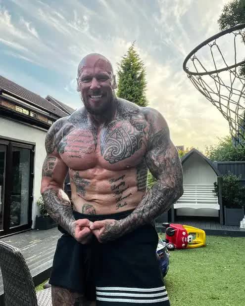 Chàng trai gầy trơ xương hóa "quái vật khổng lồ" 2m03 chỉ nhờ một môn thể thao khiến tất cả ngỡ ngàng- Ảnh 3. Chàng trai gầy trơ xương hóa "quái vật khổng lồ" 2m03 chỉ nhờ một môn thể thao khiến tất cả ngỡ ngàng- Ảnh 3.