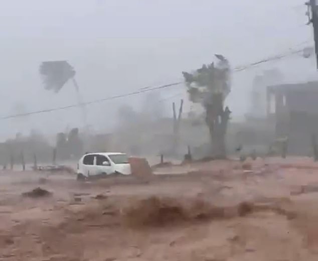 Kinh hoàng cảnh tượng cơn bão "quái vật" Melissa càn quét, hơn 735.000 người dân Cuba sơ tán- Ảnh 2. Kinh hoàng cảnh tượng cơn bão "quái vật" Melissa càn quét, hơn 735.000 người dân Cuba sơ tán- Ảnh 2.