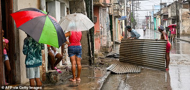 Kinh hoàng cảnh tượng cơn bão "quái vật" Melissa càn quét, hơn 735.000 người dân Cuba sơ tán- Ảnh 3. Kinh hoàng cảnh tượng cơn bão "quái vật" Melissa càn quét, hơn 735.000 người dân Cuba sơ tán- Ảnh 3.
