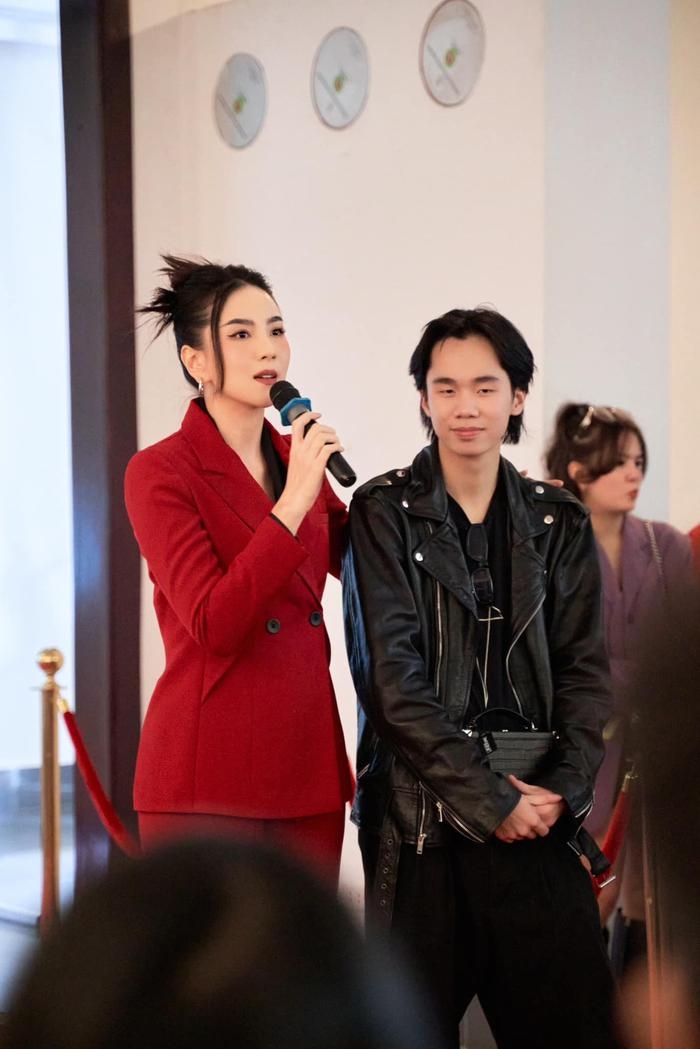 Sao Việt lấy chồng lần 2 giờ ở biệt thự xa hoa: Đẹp còn học hành giỏi giang, em trai cũng 