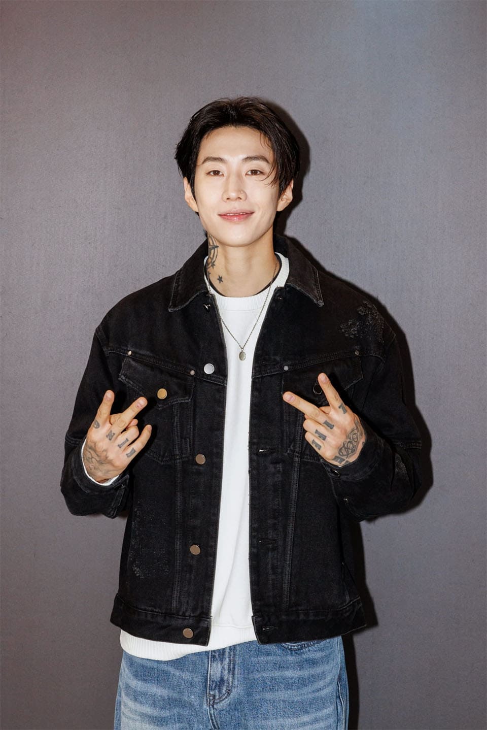 “Đòn trừng phạt” với ca sĩ J hát ca từ phản cảm- Ảnh 4. “Đòn trừng phạt” với ca sĩ J hát ca từ phản cảm- Ảnh 4.