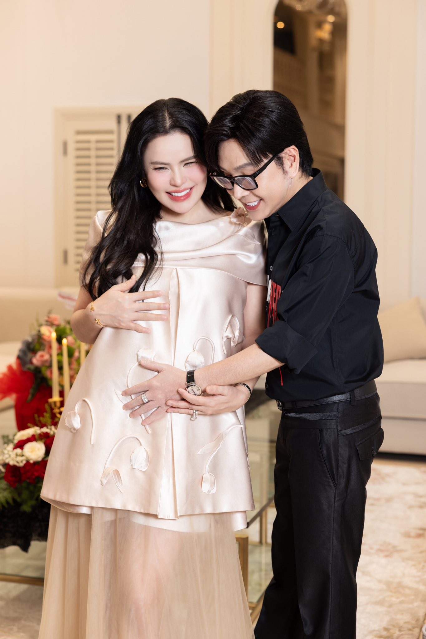 Nam nghệ sĩ vừa lên chức bố ở tuổi 53: Vợ siêu giàu, ở biệt thự 200 tỷ đồng, có 3 con riêng- Ảnh 4. Nam nghệ sĩ vừa lên chức bố ở tuổi 53: Vợ siêu giàu, ở biệt thự 200 tỷ đồng, có 3 con riêng- Ảnh 4.