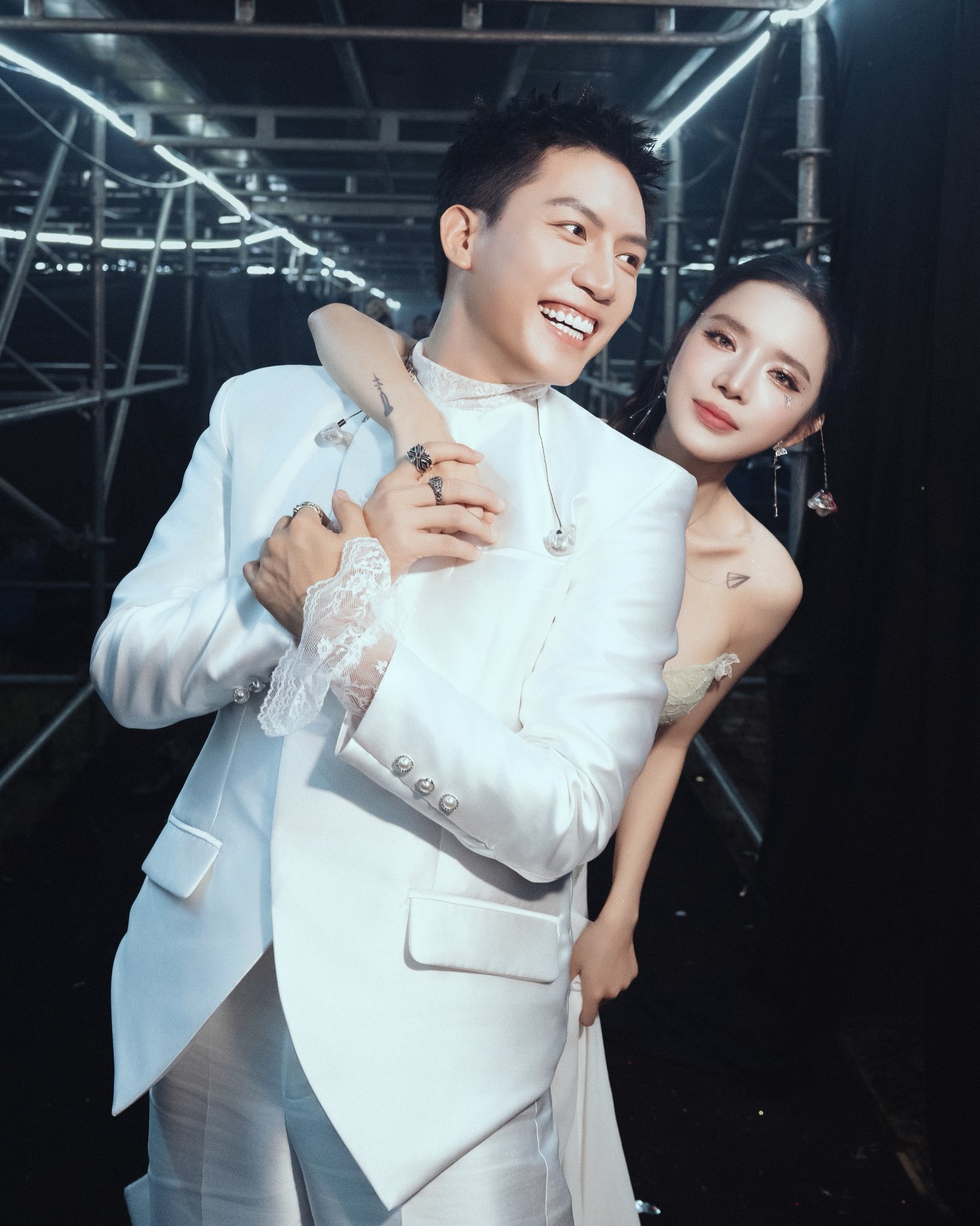 Bóc cặp đôi Vbiz bí mật hẹn hò 6 năm- Ảnh 1. Bóc cặp đôi Vbiz bí mật hẹn hò 6 năm- Ảnh 1.