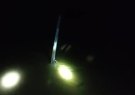 Thót tim cảnh người đàn ông ôm cột điện kêu cứu giữa dòng lũ đêm- Ảnh 1. Thót tim cảnh người đàn ông ôm cột điện kêu cứu giữa dòng lũ đêm- Ảnh 1.