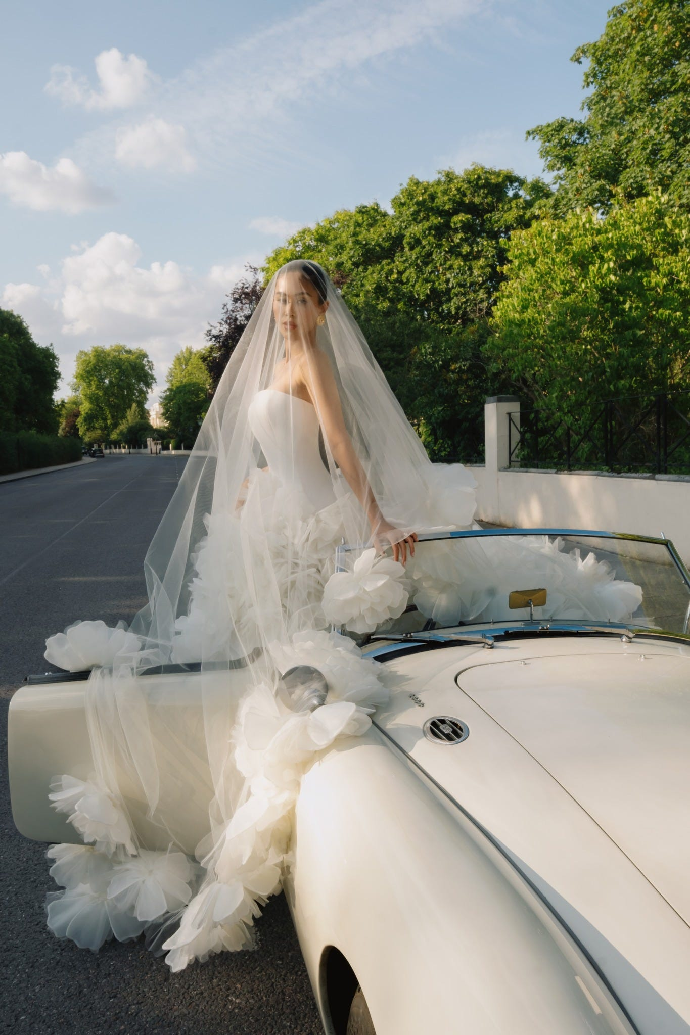 Ảnh cưới nét căng của em chồng Hà Tăng lên thẳng tạp chí châu Âu: Váy và nhẫn cưới 