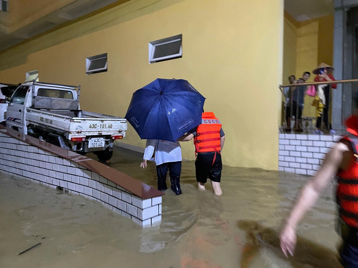 "Chị cố lên, đừng ngủ": Lời động viên 17 giây của trường Công an phường giữa đêm mưa lạnh- Ảnh 2. "Chị cố lên, đừng ngủ": Lời động viên 17 giây của trường Công an phường giữa đêm mưa lạnh- Ảnh 2.