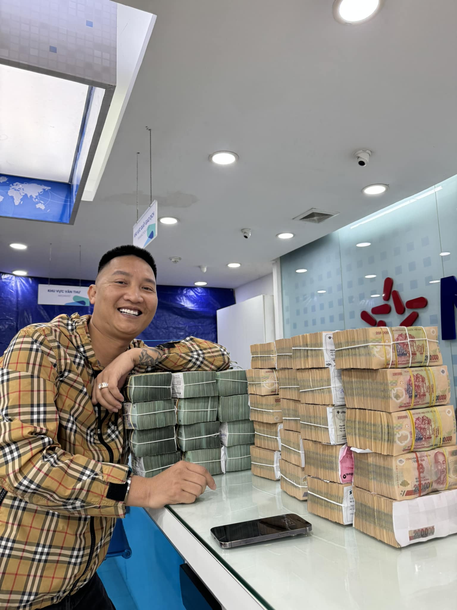 Huấn Hoa Hồng có động thái lạ- Ảnh 2.