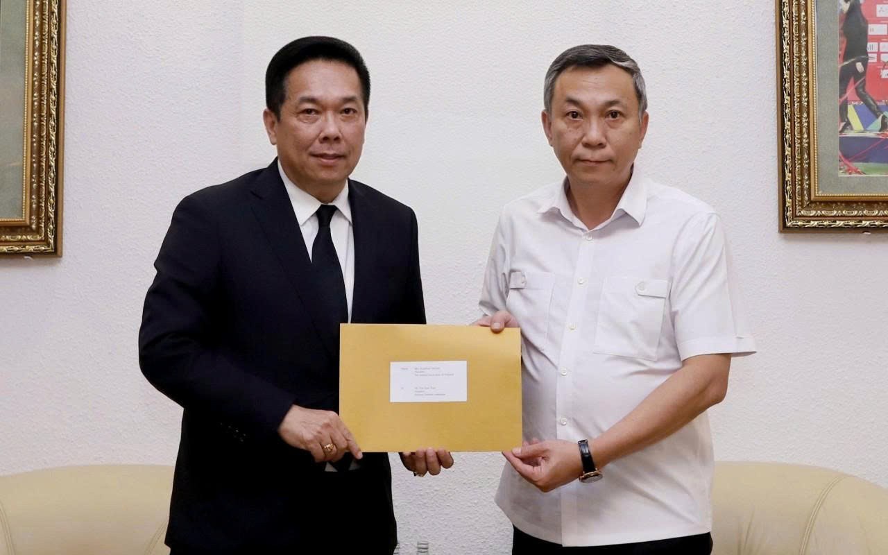 Lãnh đạo AFF và Thái Lan đến VFF xin lỗi sau sự cố nhầm quốc kỳ Việt Nam- Ảnh 1. Lãnh đạo AFF và Thái Lan đến VFF xin lỗi sau sự cố nhầm quốc kỳ Việt Nam- Ảnh 1.