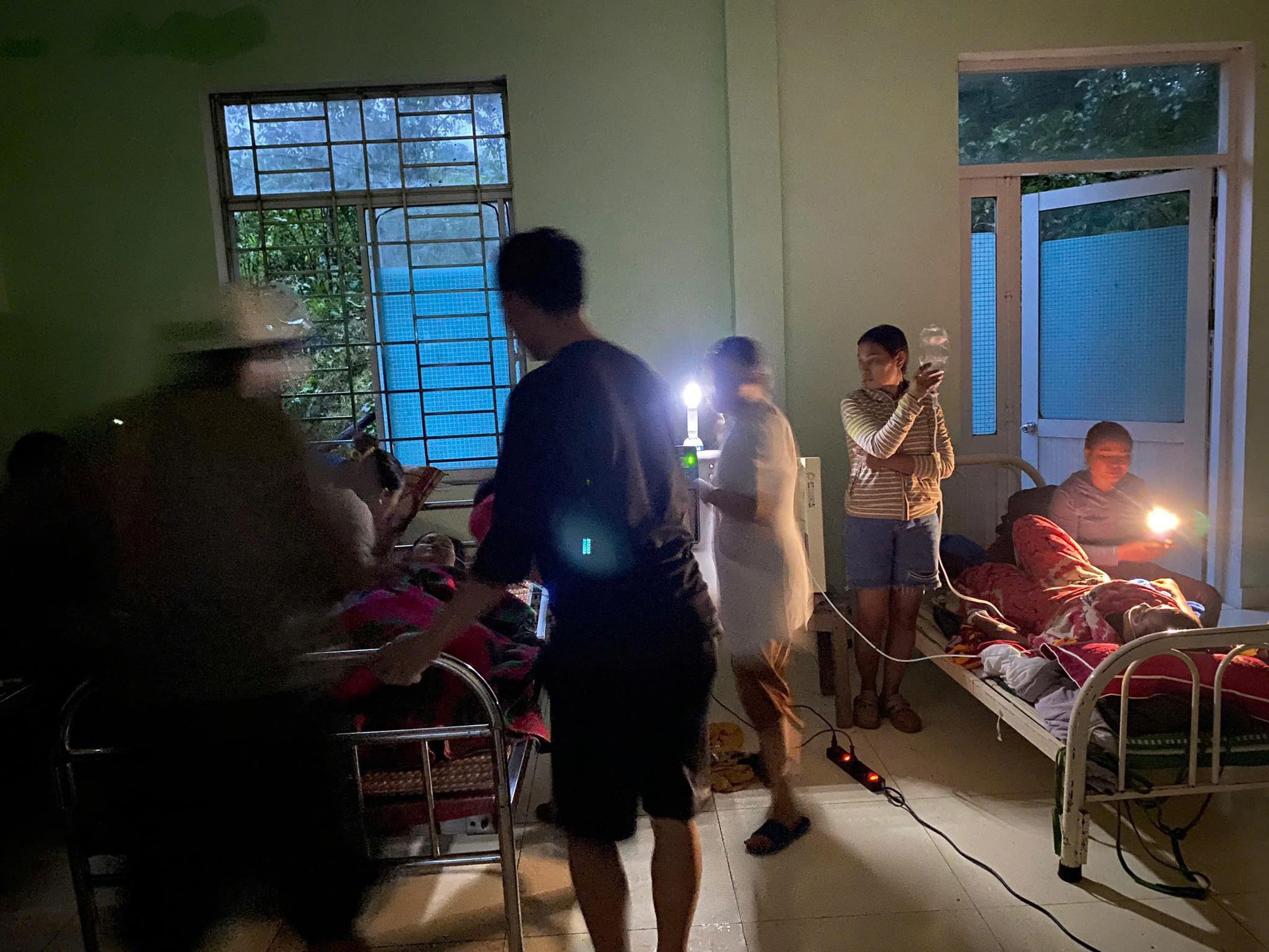 2 người bị sạt lở đất "tiên lượng nặng", xã mượn máy nổ để nạn nhân thở ô xy- Ảnh 1. 2 người bị sạt lở đất "tiên lượng nặng", xã mượn máy nổ để nạn nhân thở ô xy- Ảnh 1.