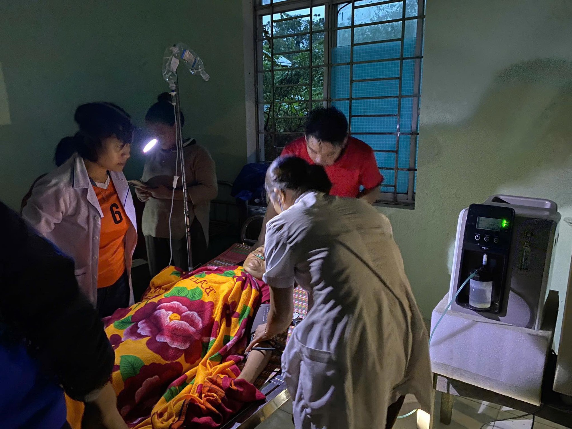 2 người bị sạt lở đất "tiên lượng nặng", xã mượn máy nổ để nạn nhân thở ô xy- Ảnh 2. 2 người bị sạt lở đất "tiên lượng nặng", xã mượn máy nổ để nạn nhân thở ô xy- Ảnh 2.