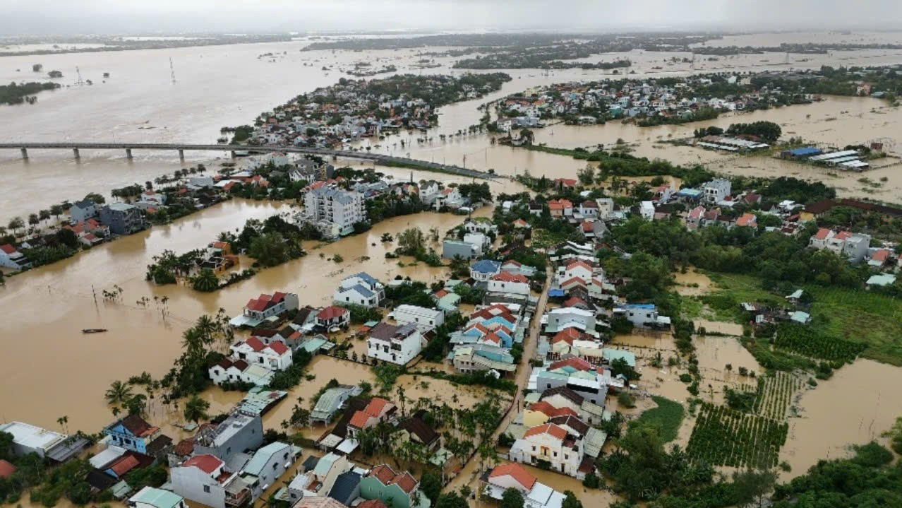 Nước lũ nhấn chìm hơn 66.800 nhà dân ở Đà Nẵng, mưa lớn chưa có dấu hiệu giảm- Ảnh 1. Nước lũ nhấn chìm hơn 66.800 nhà dân ở Đà Nẵng, mưa lớn chưa có dấu hiệu giảm- Ảnh 1.