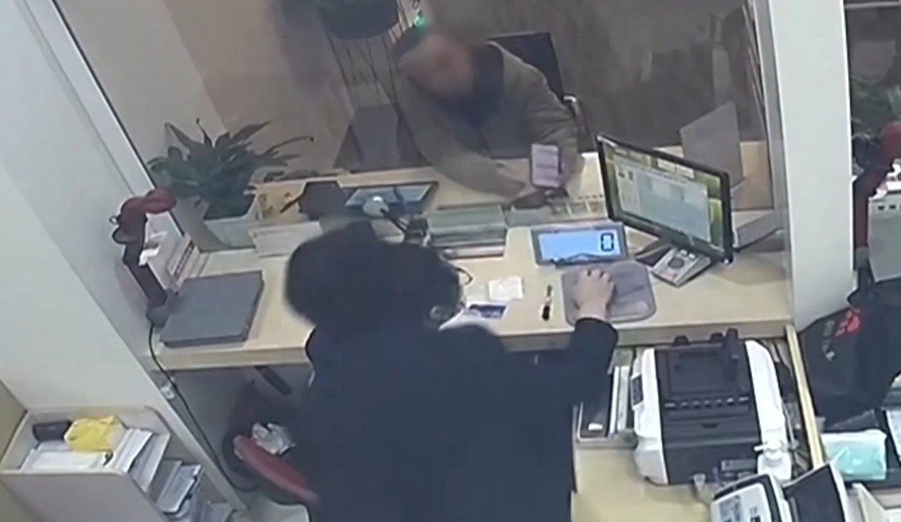 Người đàn ông yêu cầu chuyển hơn 1 tỷ vào tài khoản của chính mình: Nhân viên ngân hàng từ chối phục vụ và báo cảnh sát- Ảnh 1. Người đàn ông yêu cầu chuyển hơn 1 tỷ vào tài khoản của chính mình: Nhân viên ngân hàng từ chối phục vụ và báo cảnh sát- Ảnh 1.