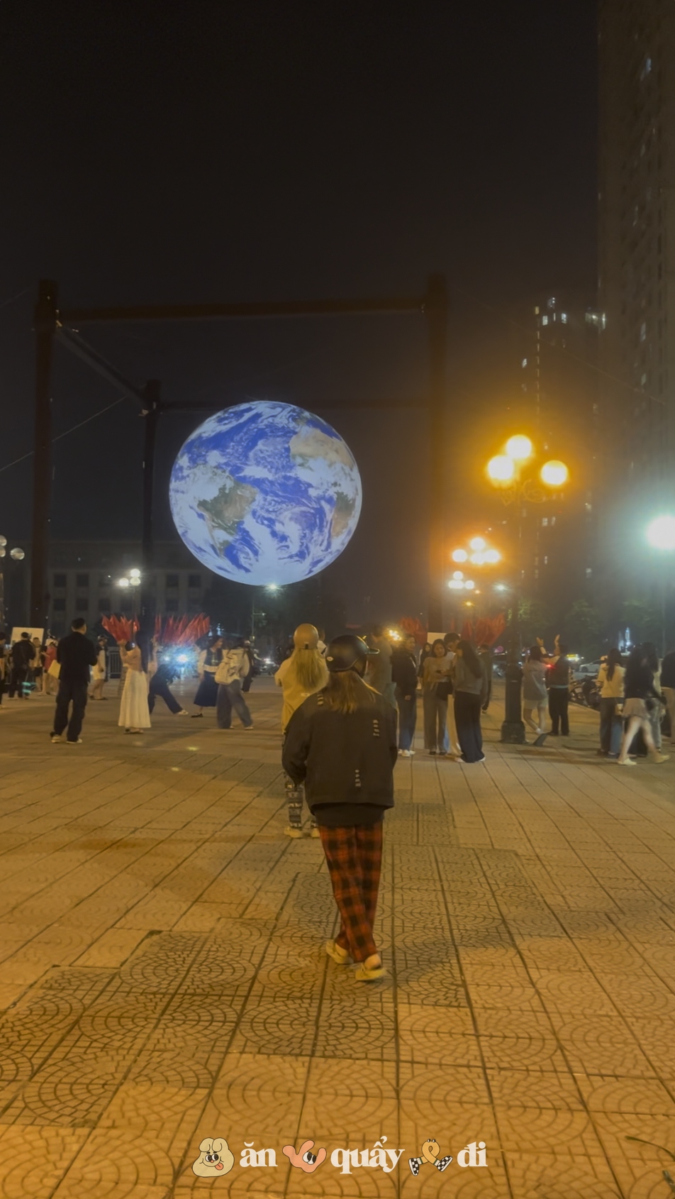 [Clip] Xuất hiện quả địa cầu đường kính 7 mét tại Hồ Tây, dân tình ồ ạt kéo tới chụp ảnh- Ảnh 10.