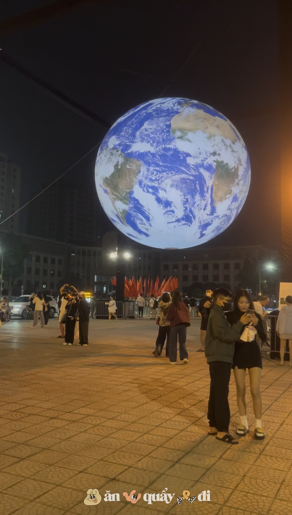 [Clip] Xuất hiện quả địa cầu đường kính 7 mét tại Hồ Tây, dân tình ồ ạt kéo tới chụp ảnh- Ảnh 8.