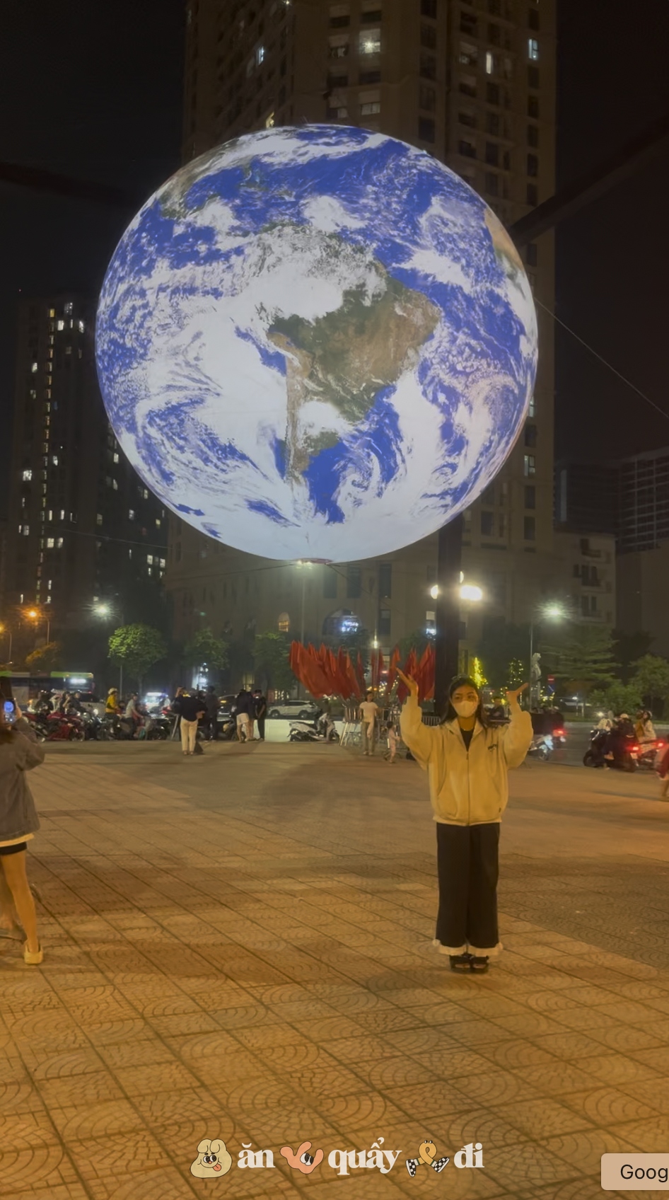 [Clip] Xuất hiện quả địa cầu đường kính 7 mét tại Hồ Tây, dân tình ồ ạt kéo tới chụp ảnh- Ảnh 9.